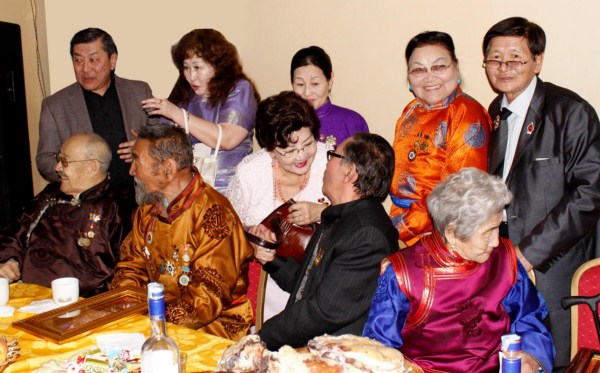 ”Монгол кино” нэгтгэл ахмадууддаа хүлээн авлаа